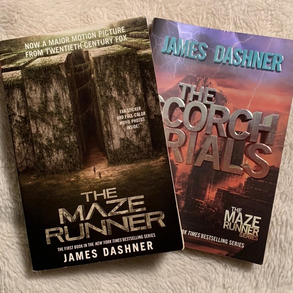 Maze Runner with sticker and photos books 1 and 2 - Picture 3 of 7